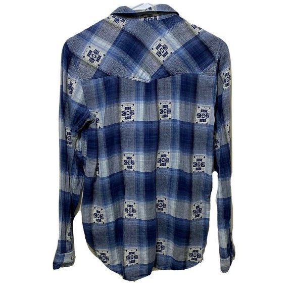 American Eagle AEO Chambray‎ Pearl Snap Front - Picture 3 of 5